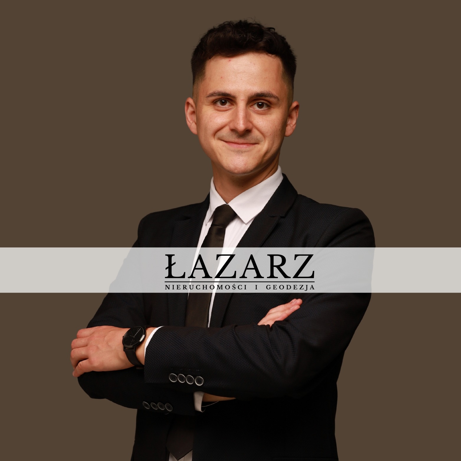 Portret mężczyzny w garniturze z zegarkiem, z napisem 'ŁAZARZ NIERUCHOMOŚCI I GEODEZJA' na neutralnym tle. Uśmiechnięty, pewny siebie.