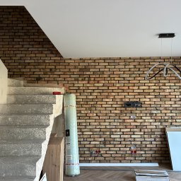 Tutaj cegła otrzymała drugie życie , pocięta , odgrzybiona, wyczyszczona i zaimpregnowana - na żywo wygląda jeszcze lepiej - inwestorzy namontowali podświetlenie LED nad ceglą - wieczorem robi największe wrażenie. 