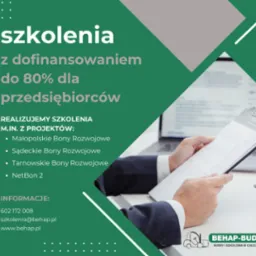 Grafika reklamowa: Szkolenia z dofinansowaniem do 80% dla przedsiębiorców. Mężczyzna trzyma dokumenty, w tle laptop. Logo firmy w prawym dolnym rogu.