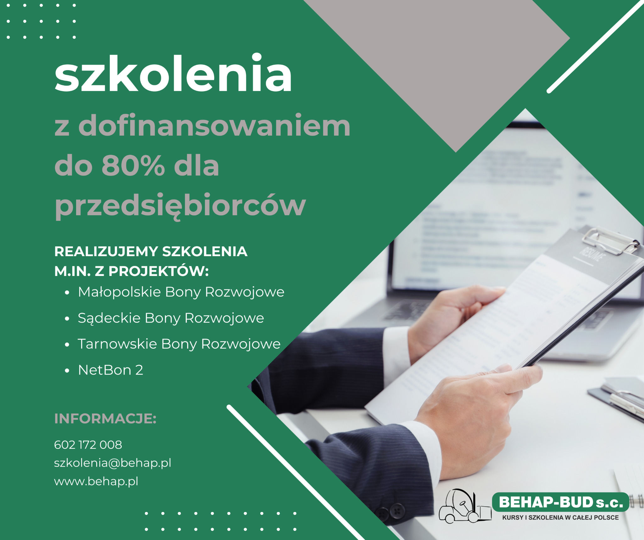 Grafika reklamowa: Szkolenia z dofinansowaniem do 80% dla przedsiębiorców. Mężczyzna trzyma dokumenty, w tle laptop. Logo firmy w prawym dolnym rogu.