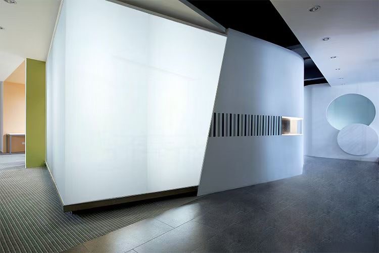 Nowoczesne, przesuwne drzwi szklane z podświetleniem w biurze. Geometryczny design, minimalistyczne wnętrze z elementami dekoracyjnymi w kształcie okręgów.