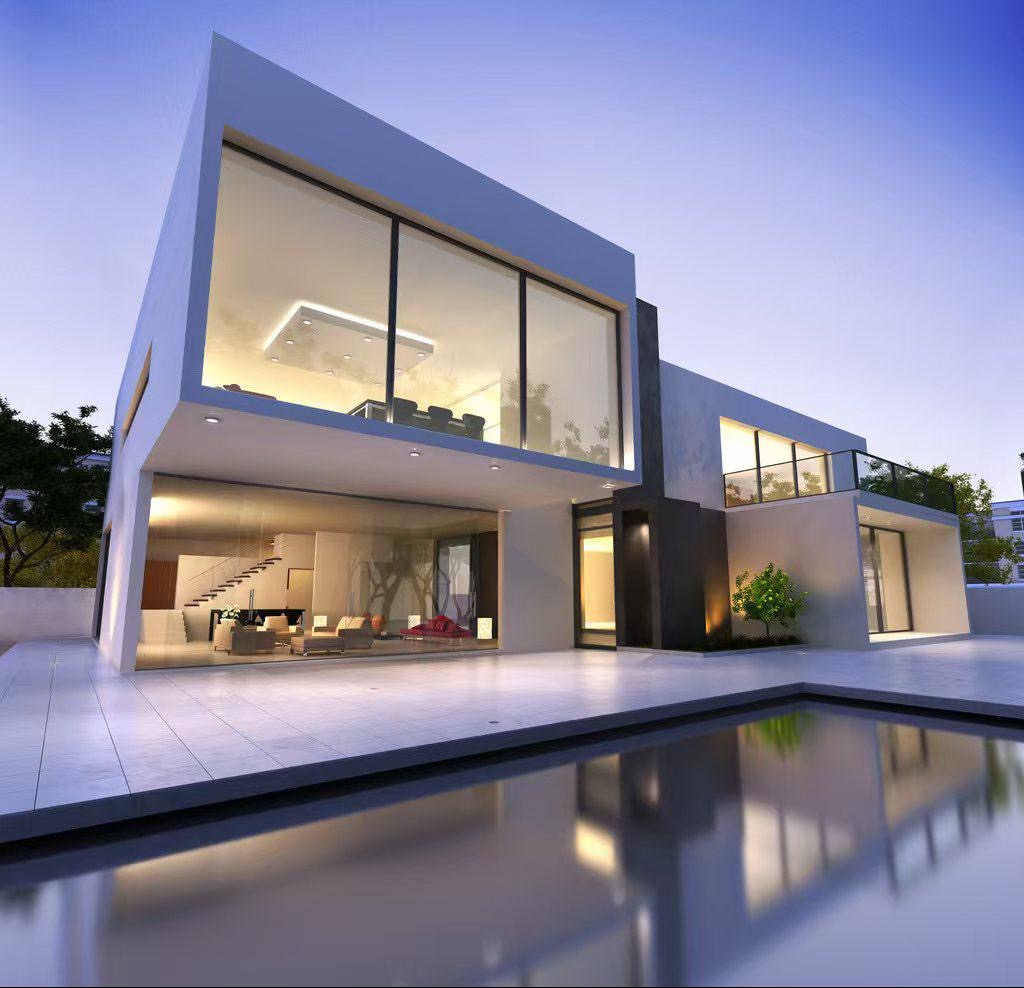 Nowoczesny dom z dużymi oknami i basenem, oświetlony wieczornym światłem, z widocznym wnętrzem i schodami. Minimalistyczny design i refleksje w wodzie.