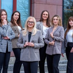 Atut Biuro Rachunkowe to zespół, który łączy doświadczenie, specjalistyczną wiedzę i pełne zaangażowanie. Zapraszamy! 