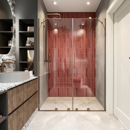 Niezabudka Design - Nowoczesna łazienka z kabiną prysznicową z czerwonymi płytkami, umywalką na blacie z wzorem lastryko i lustrem z motywem drzewa. Minimalistyczny design.