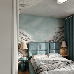 Niezabudka Design - Sypialnia z łóżkiem w odcieniach błękitu, tapetą z motywem chmur i zasłonami w kolorze morskim. Nowoczesny design, lampki nocne i stolik.