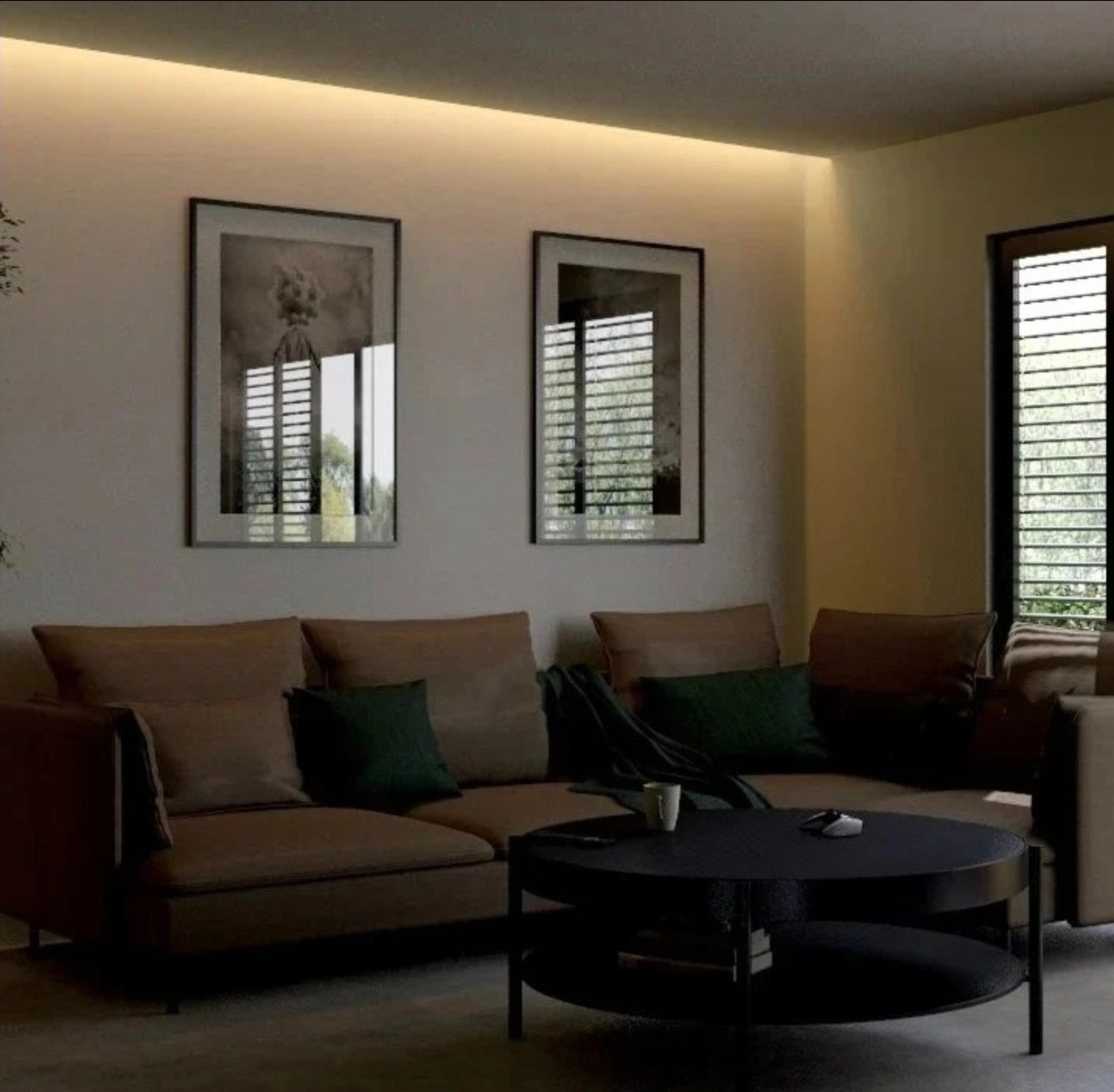 Neutralny salon z brązową sofą, czarnym stolikiem kawowym i oknem z żaluzjami. Minimalistyczne grafiki w czarnych ramkach nadają wnętrzu nowoczesny charakter.