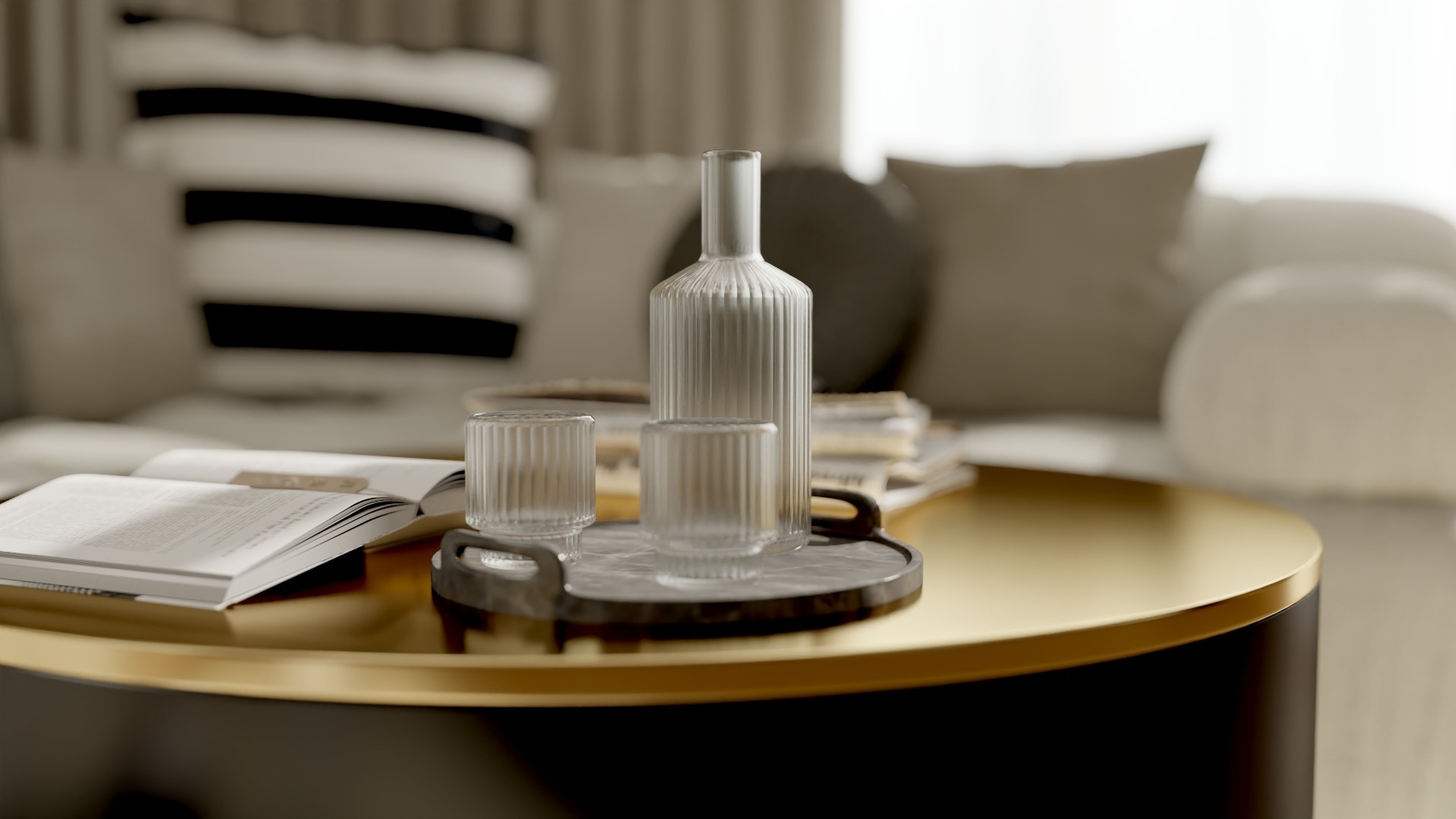 Stylowy stolik kawowy z czarną podstawą i złotym blatem. Na nim szklana karafka, dwa szklane naczynia na tacy i otwarta książka. W tle sofa z poduszkami.