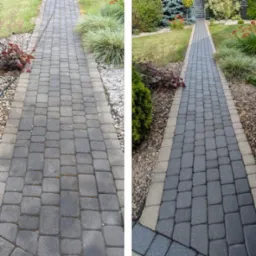 Efekt 'przed i po' mycia kostki brukowej na ścieżce ogrodowej. Po lewej stronie kostka brudna, po prawej czysta, ukazująca intensywny, ciemny kolor.