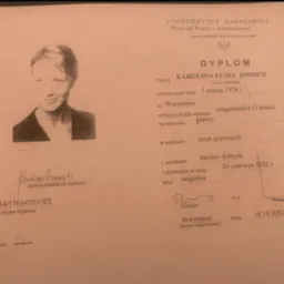 Skan dyplomu ukończenia studi&oacute;w prawniczych na Uniwersytecie Warszawskim, z portretem i podpisem Karoliny Luizy Zimoch, datowany na 18.10.2002 r.