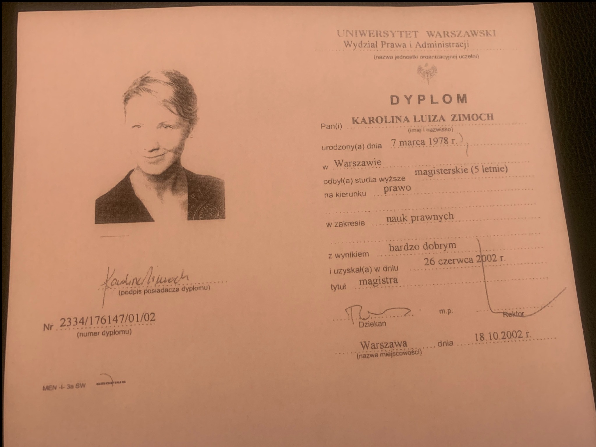 Skan dyplomu ukończenia studiów prawniczych na Uniwersytecie Warszawskim, z portretem i podpisem Karoliny Luizy Zimoch, datowany na 18.10.2002 r.