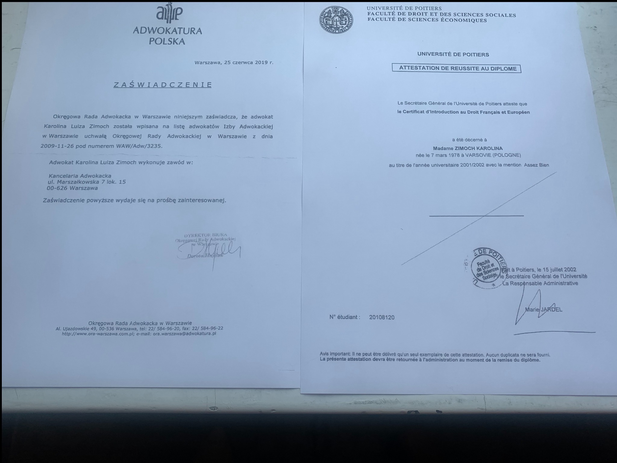 Dokumenty adwokackie: zaświadczenie ORA w Warszawie z 2019 r. i dyplom Uniwersytetu w Poitiers z 2002 r. dla adwokat Karoliny Luizy Zimoch.