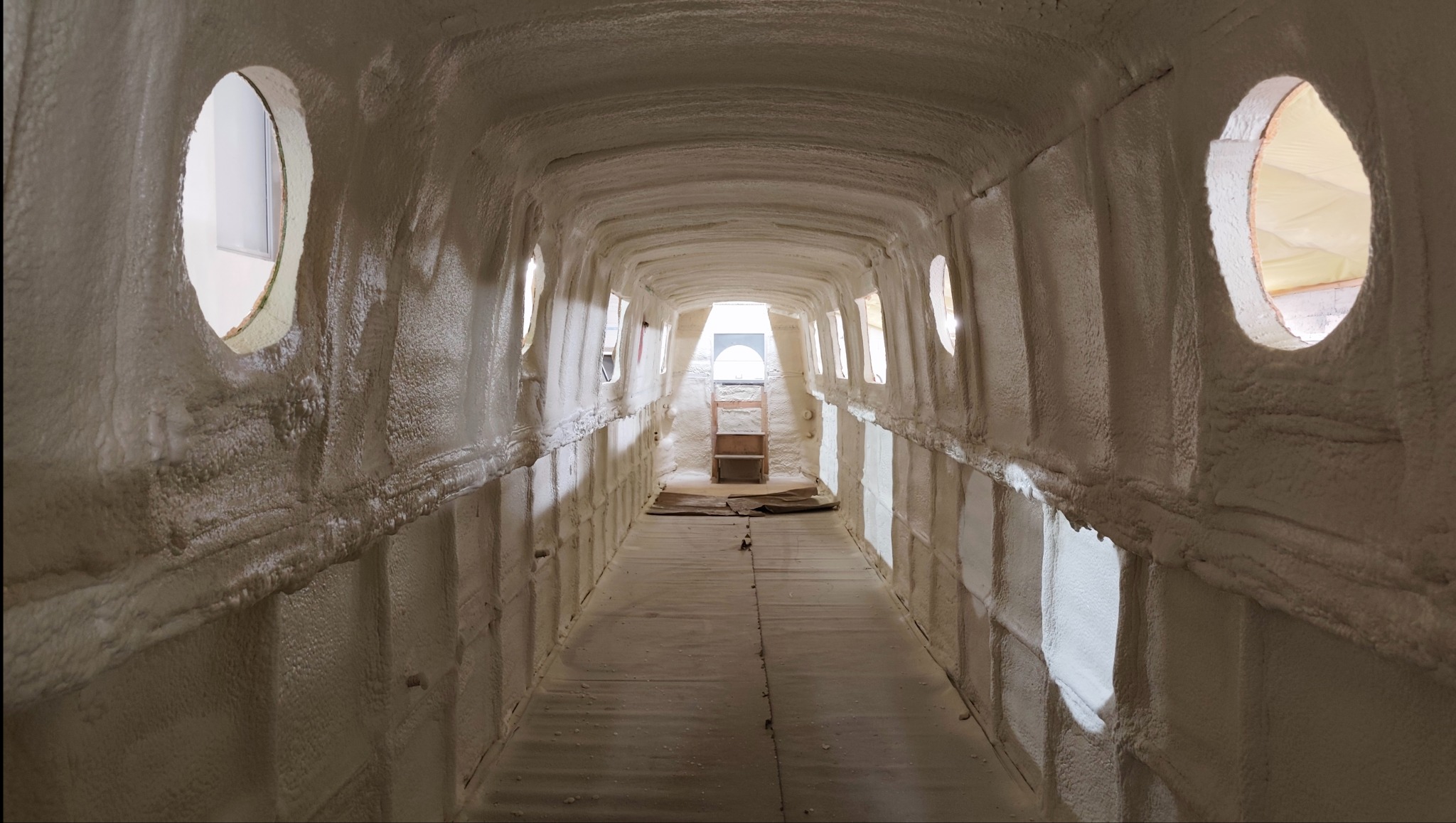 Izolacja pianą PUR barki płaskodennej. Smartpur.