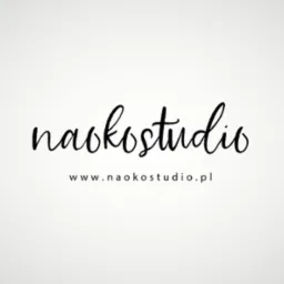 Minimalistyczne logo 'naokostudio' z adresem strony www na jasnym tle. Czarny, kaligraficzny font. Prosty i nowoczesny branding.