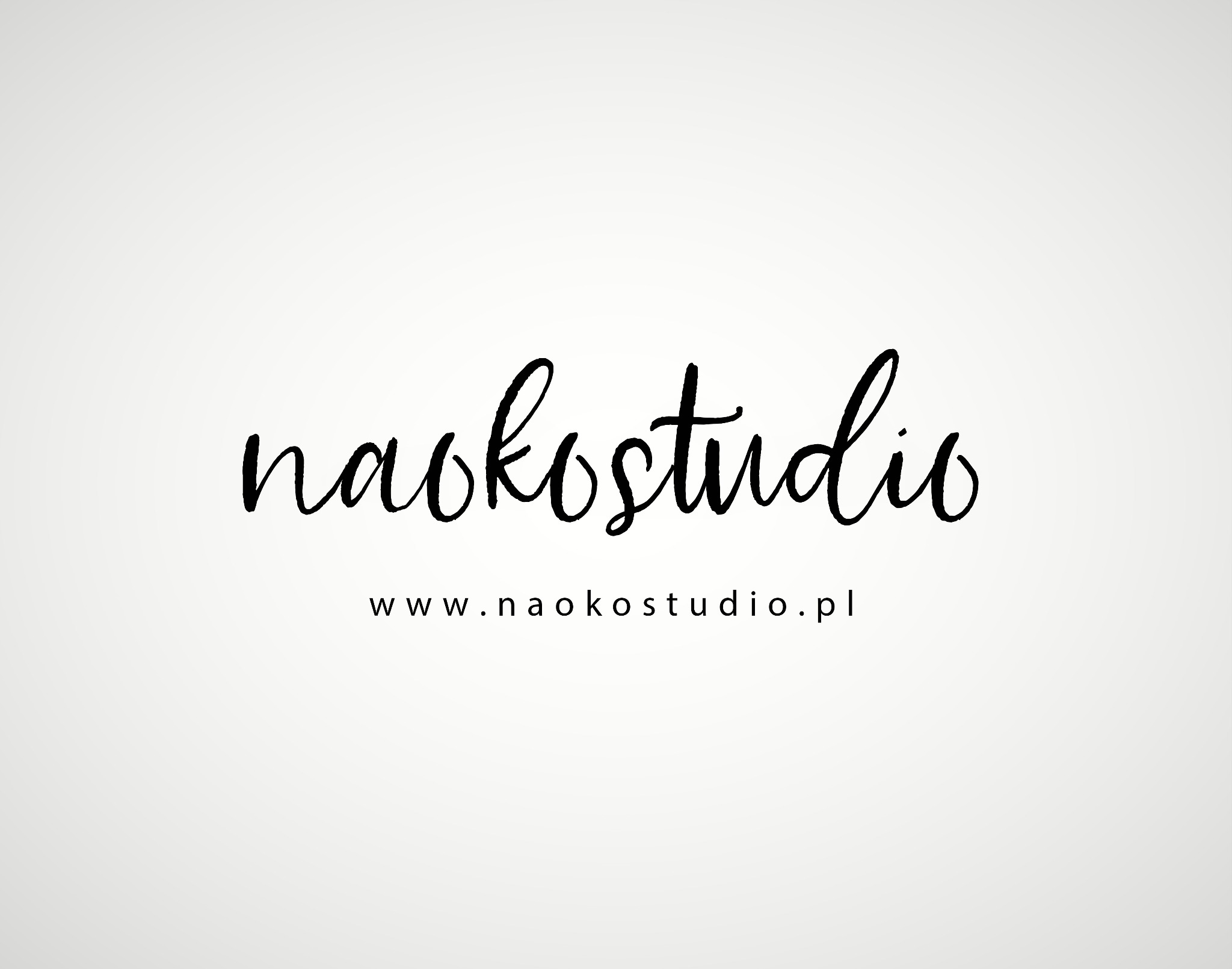 Minimalistyczne logo 'naokostudio' z adresem strony www na jasnym tle. Czarny, kaligraficzny font. Prosty i nowoczesny branding.