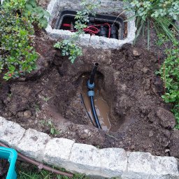 Łączenie systemu kroplującego w złożonym systemie nawadniania sterowanym w pełni automatycznie. Klient przez cały rok nie myśli o konewce i polujących na niego komarach :) 