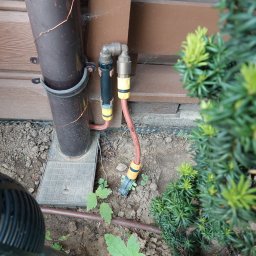 System zautomatyzowany do podlewania kwiatów wiszących. 