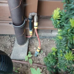 System zautomatyzowany do podlewania kwiatów wiszących.