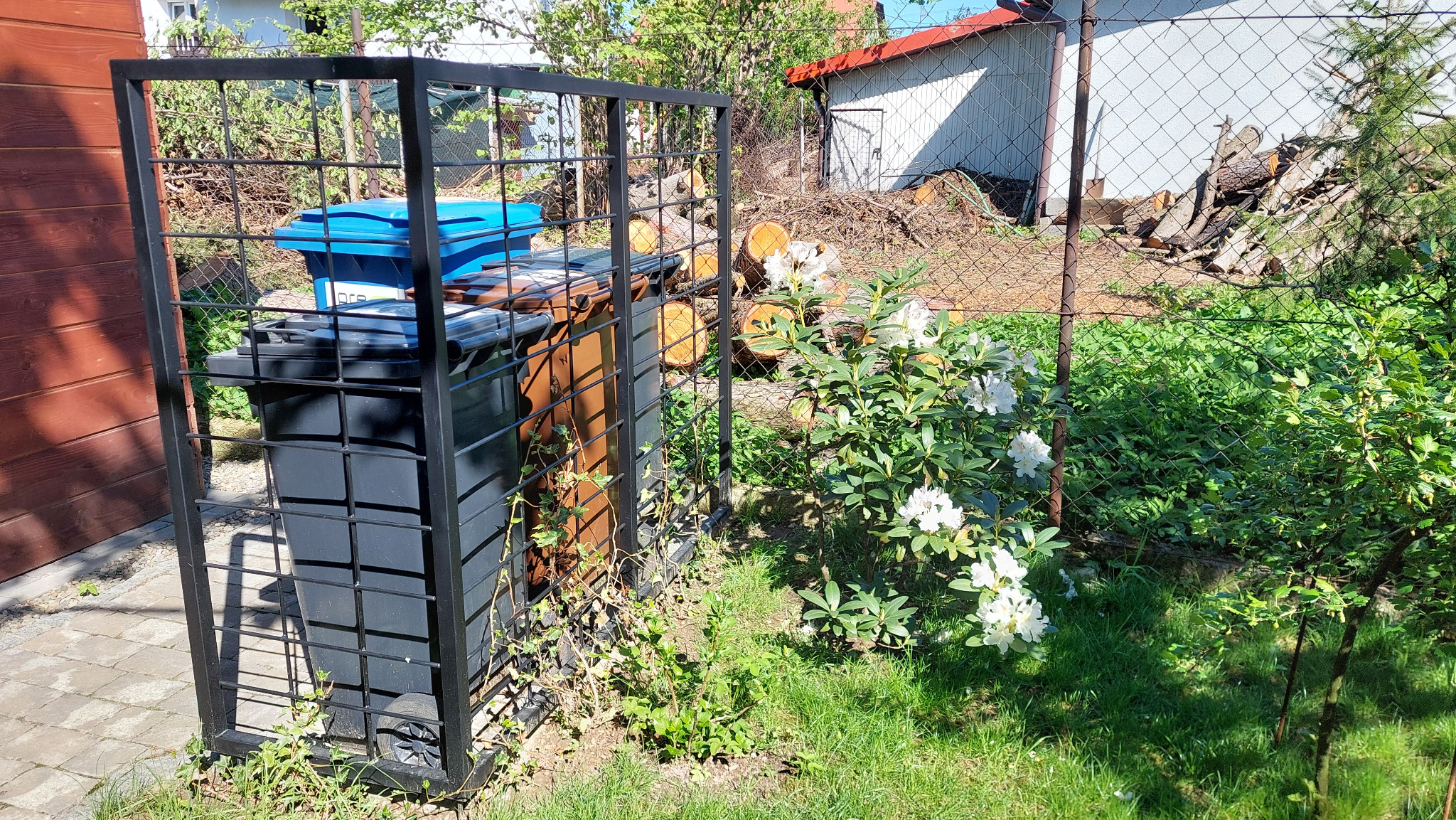 Konstrukcja stalowa osłaniająca kosze na śmieci.