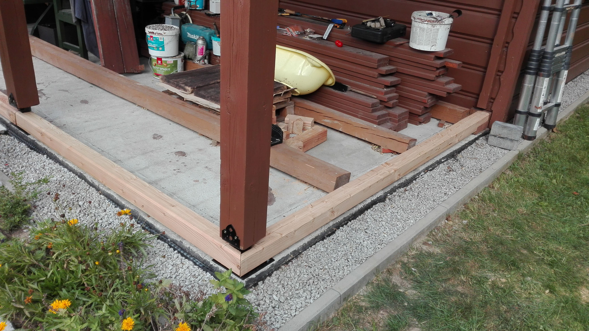 Taras wiszący wykonany z drewna