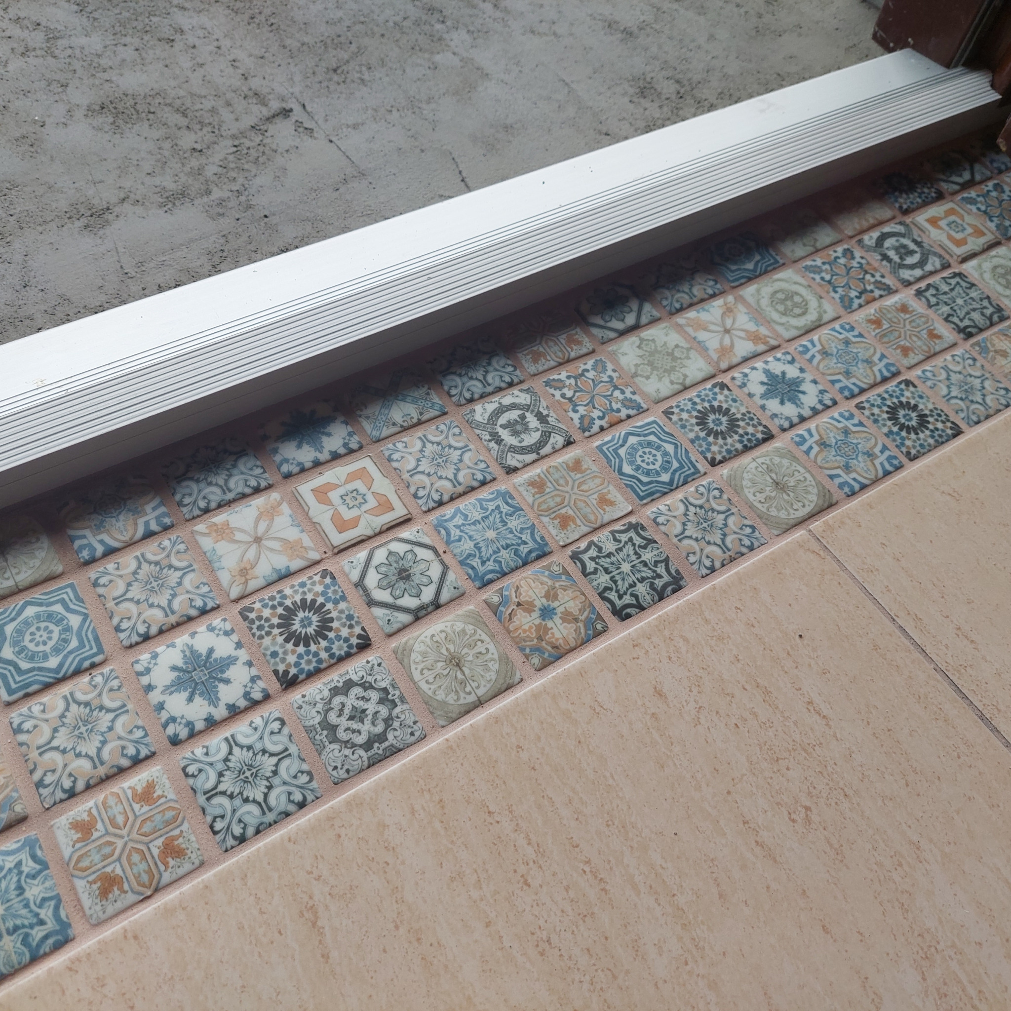 Mozaika w progu wejścia do domu