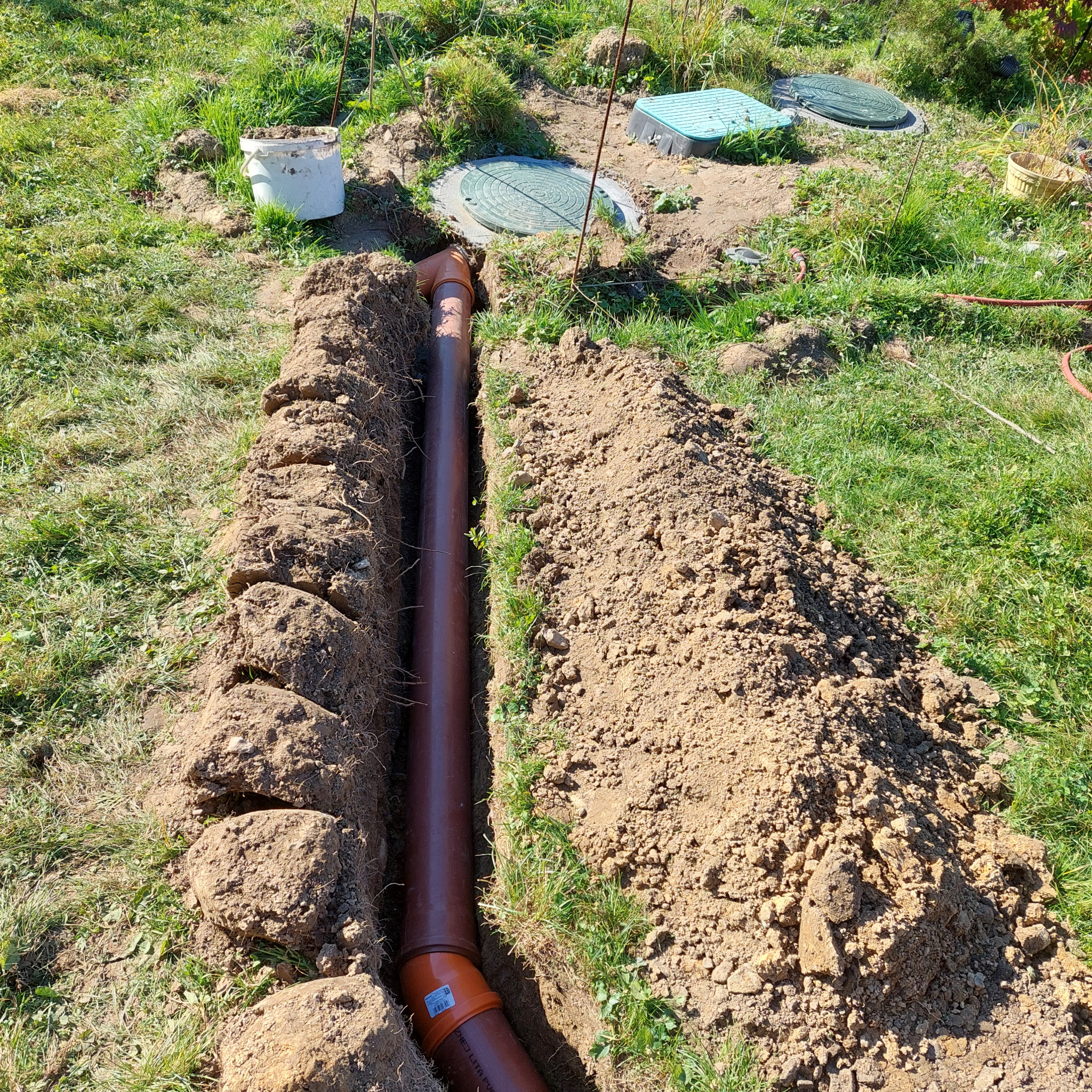 Spływ wody opadowej z dachu do zbiornika na deszczówkę