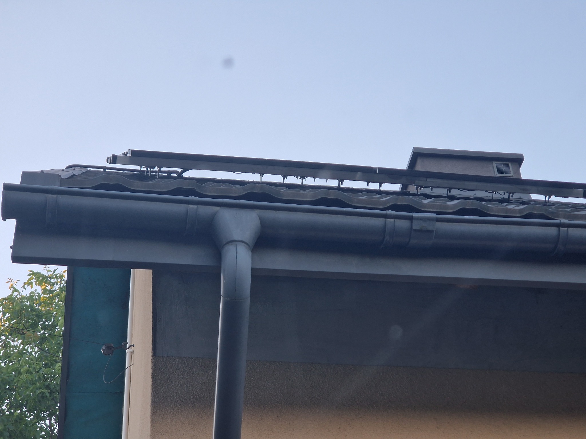 starannie podwieszone kable solarne celem uniknięcia awarii i przetarć