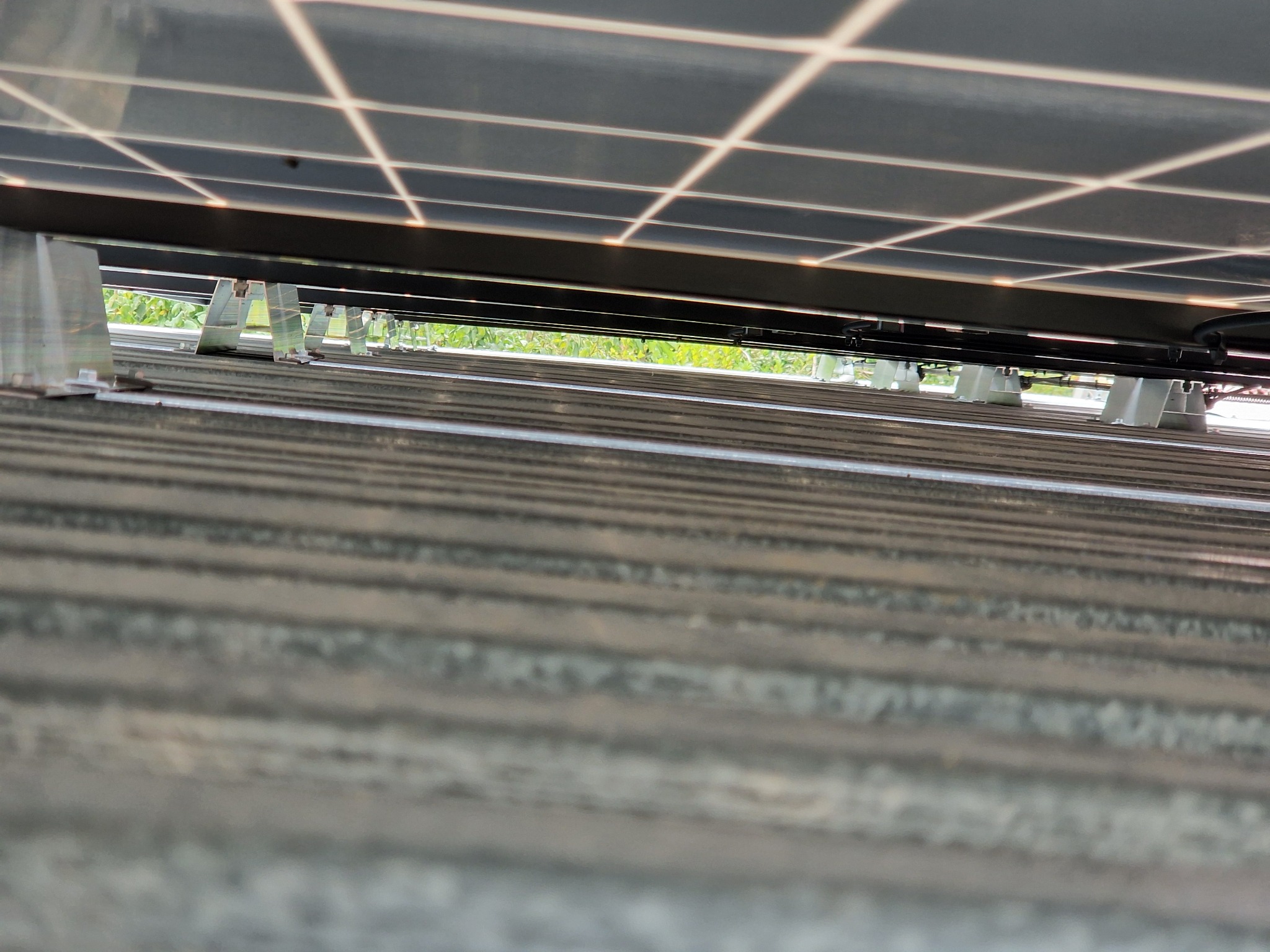 starannie podwieszone kable solarne