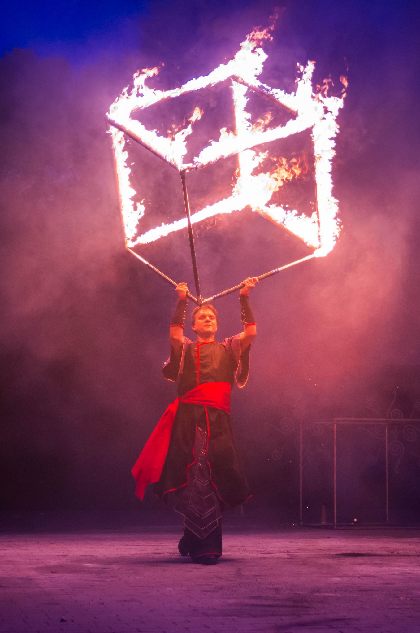 Płonący sześcian - Najbardziej widowiskowy rekwizyt