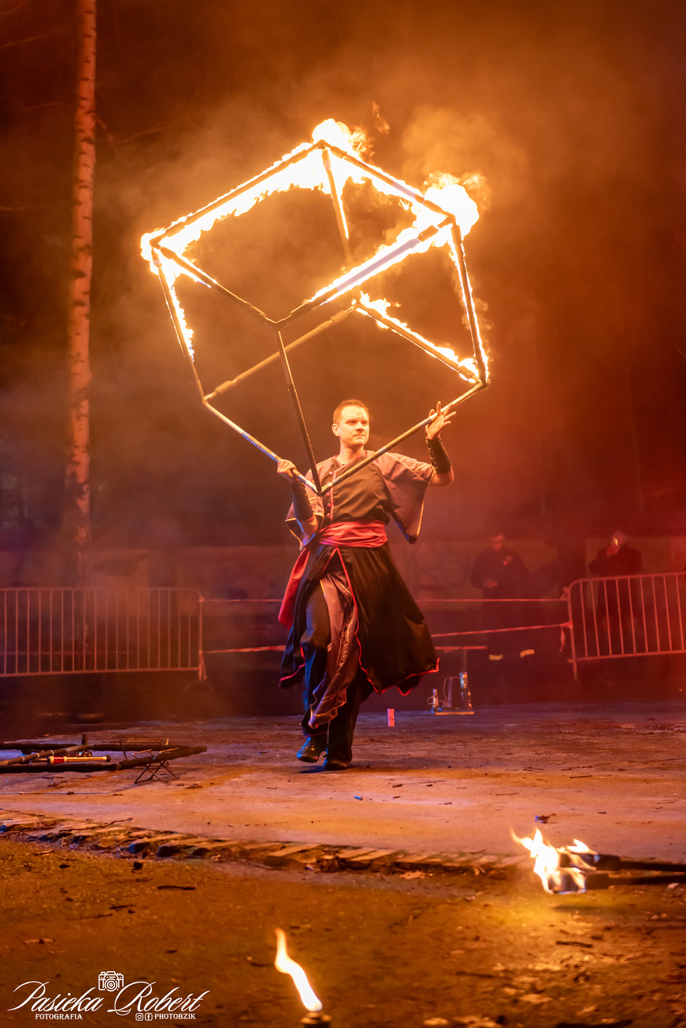 Płonący sześcian w ramach występu podczas WOŚP