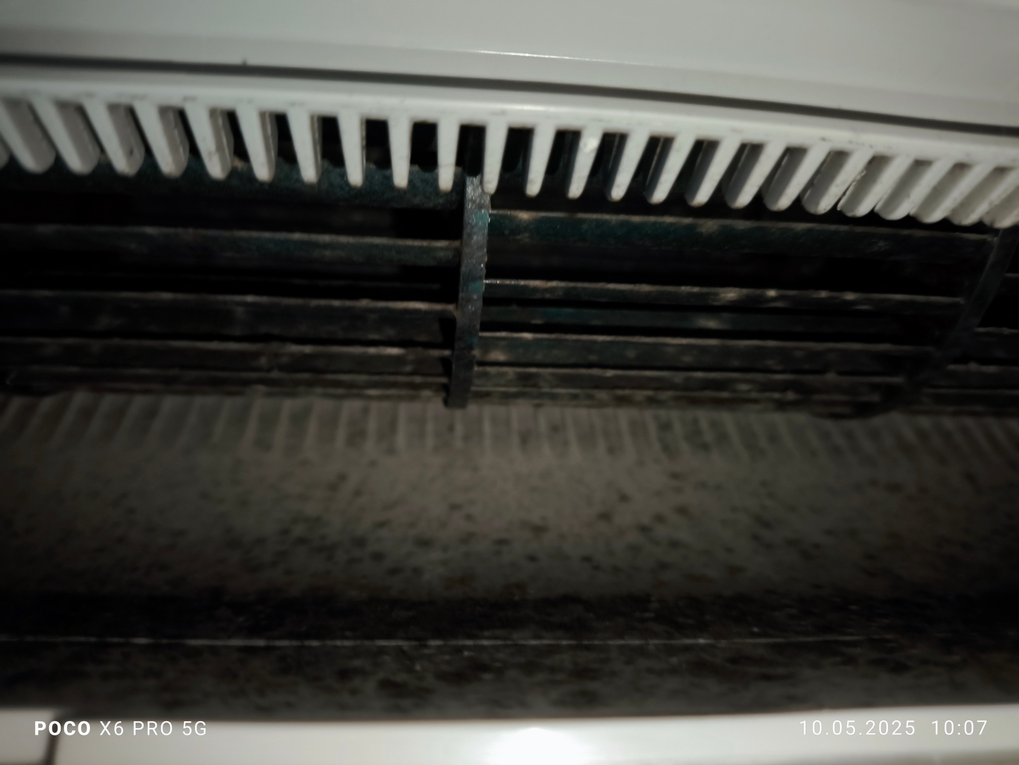 Zanieczyszczone filtry klimatyzacji, widoczne osady i kurz. Konieczność czyszczenia lub wymiany filtrów dla poprawy jakości powietrza w pomieszczeniu.