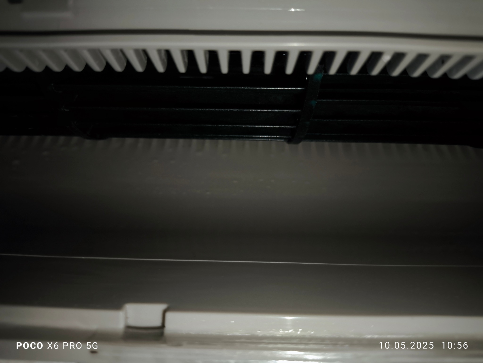 Wnętrze klimatyzatora z widocznymi filtrami i elementami konstrukcyjnymi, uchwycone z bliskiej perspektywy. Detal mocowania filtrow.