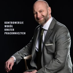 Sebastian Białogrecki - Portret uśmiechniętego mężczyzny w szarym garniturze na czarnym tle z tekstem 'Kontrowersje wokół kwater pracowniczych' i logotypem firmy Prorrentier.