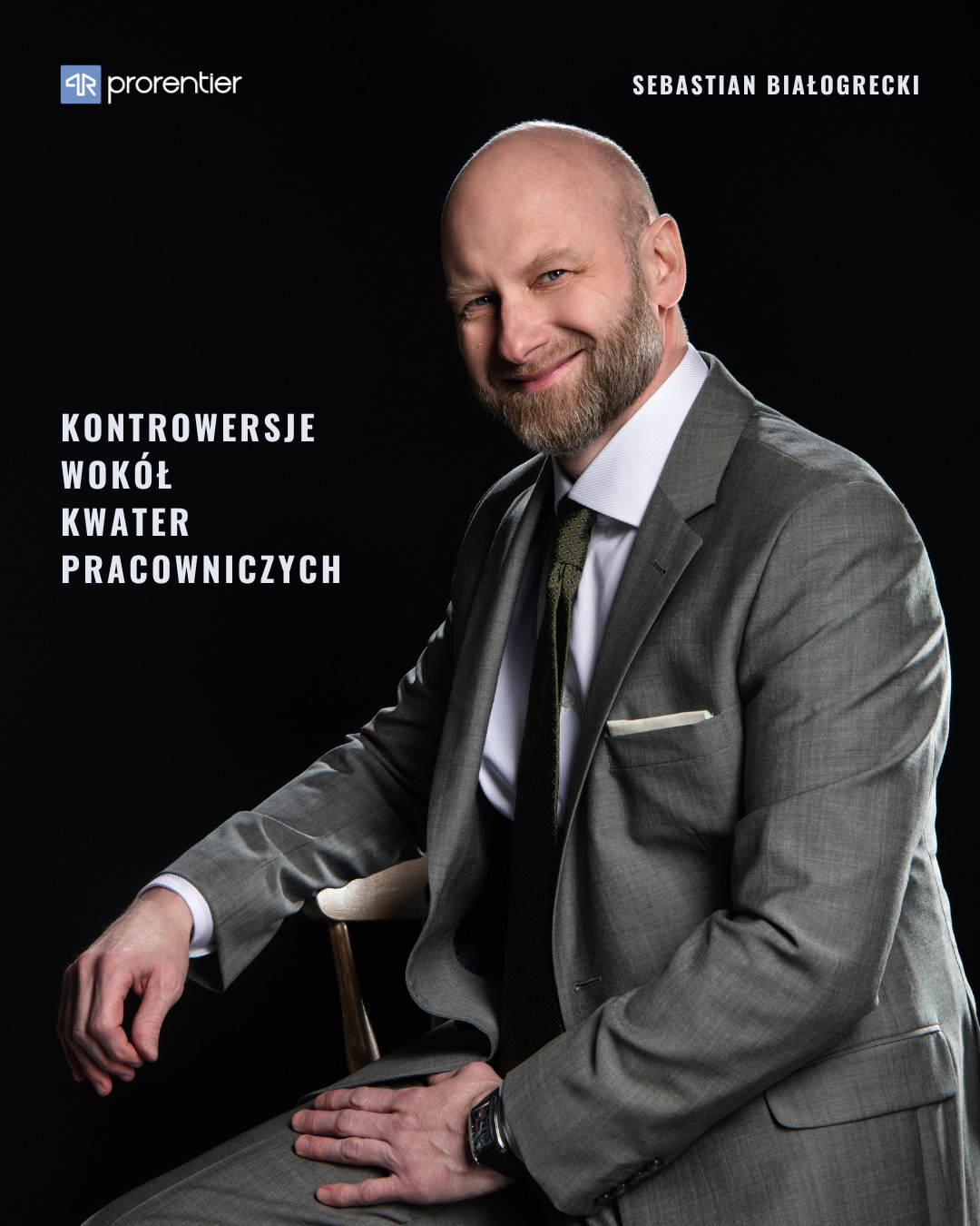 Portret uśmiechniętego mężczyzny w szarym garniturze na czarnym tle z tekstem 'Kontrowersje wokół kwater pracowniczych' i logotypem firmy Prorrentier.