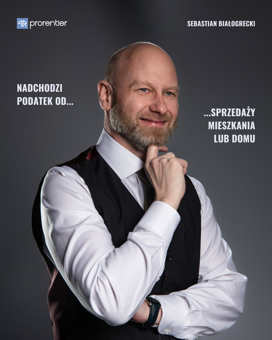 Mężczyzna w eleganckiej kamizelce, z uśmiechem, informuje o podatku od sprzedaży mieszkania lub domu. Reklama Prorrentier i Sebastian Białogrecki.