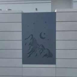 Dekoracyjny panel metalowy z motywem górskim i gwiazd umieszczony w betonowym ogrodzeniu, dodający unikalnego charakteru posesji.