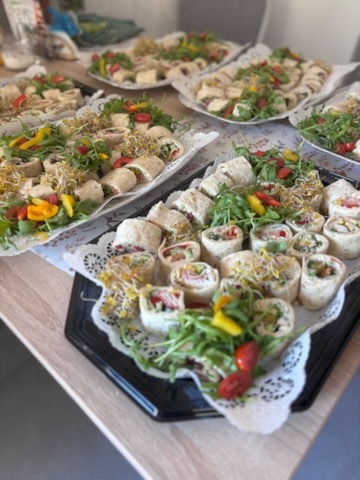 Tortilla wrap rolls zieleniną i kolorowymi warzywami na paterach z dekoracyjną serwetką. Przygotowane na przyjęcie.