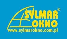 Błękitne tło z białym logotypem firmy Sylmar Okno, zawierającym stylizowany rysunek okna i adres strony internetowej.