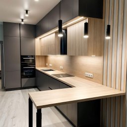 Prosto z projektu Kamil Gąsiorowski - Nowoczesna kuchnia na wymiar z drewnianymi frontami i czarnymi elementami, oświetleniem LED i wyspą z blatem w kształcie litery U.