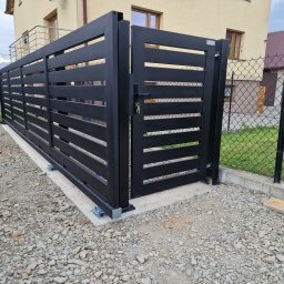 PMP-TECH - Nowoczesna, przesuwna brama wjazdowa z poziomymi panelami, pomalowana na czarno, z widocznym zamkiem i kluczem, osadzona na betonowej podstawie.