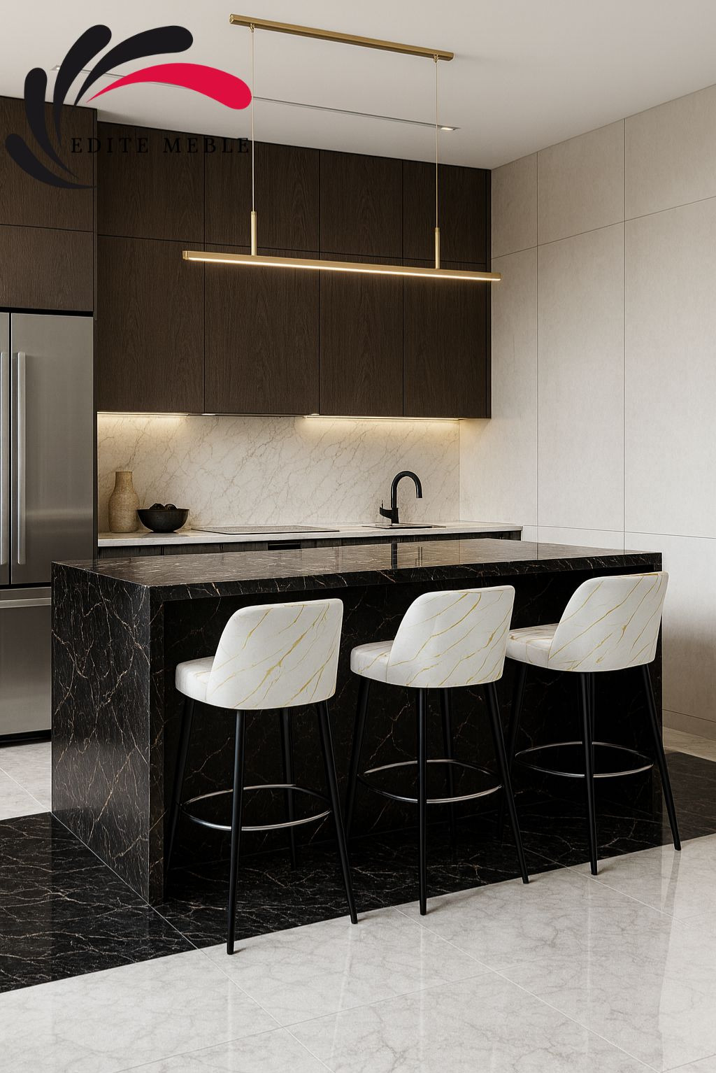 Nowoczesna kuchnia z wyspą wykończoną czarnym marmurem i trzema hokerami barowymi z welurowymi siedziskami w odcieniach bieli i złota. Minimalistyczne oświetlenie.