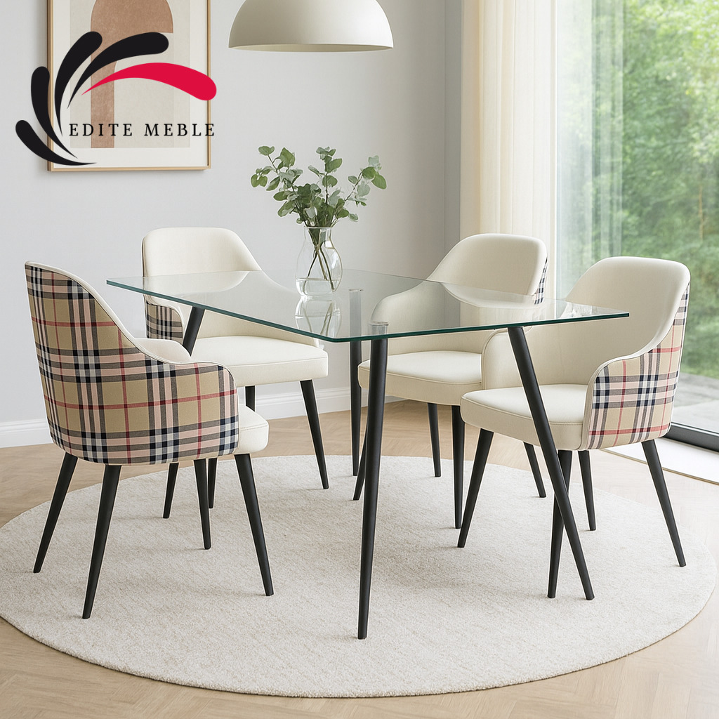 Szklany stół jadalny z czterema krzesłami tapicerowanymi w kratę Burberry, na okrągłym dywanie. Minimalistyczny design, jasne wnętrze z oknem.