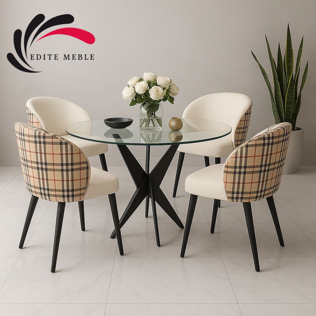 Szklany stół z czarną podstawą i krzesła tapicerowane w beżową skórę i kratę Burberry. Na stole wazon z białymi różami. Minimalistyczne wnętrze.