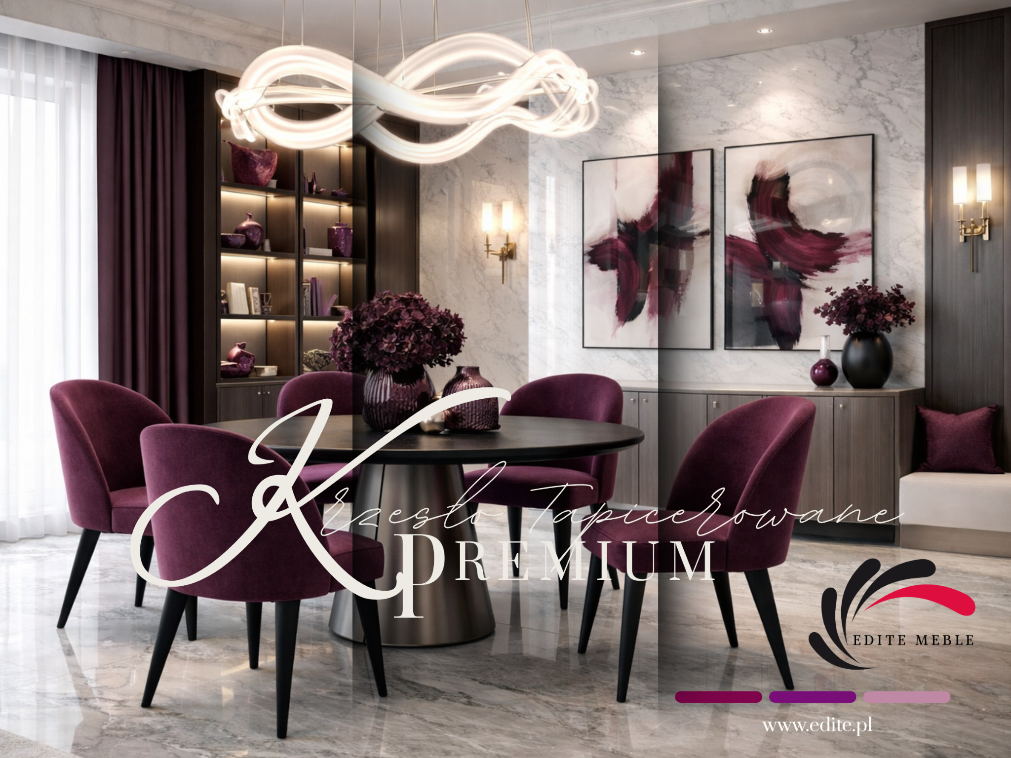Stylowe, tapicerowane krzesła w odcieniach oberżyny otaczają okrągły stół w eleganckiej jadalni. W tle marmurowe ściany, designerska lampa i dekoracje w podobnej tonacji.