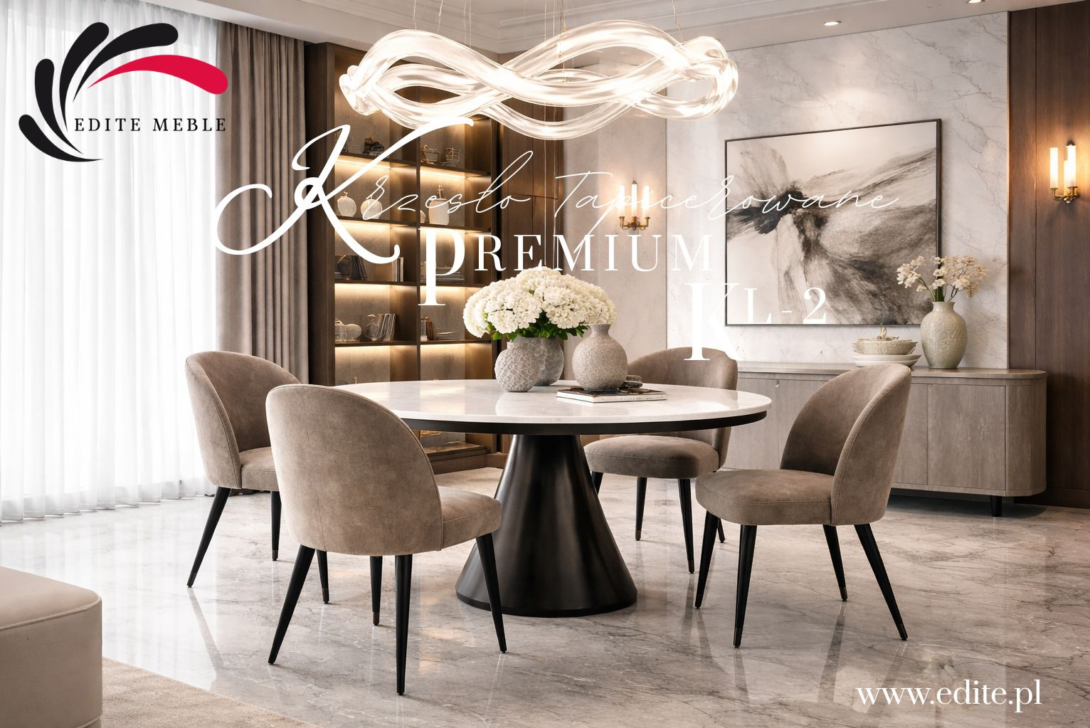 Beżowe krzesła tapicerowane premium KL-2 przy okrągłym stole w jadalni w Panki. Elegancki design, marmurowa podłoga i nowoczesna lampa.