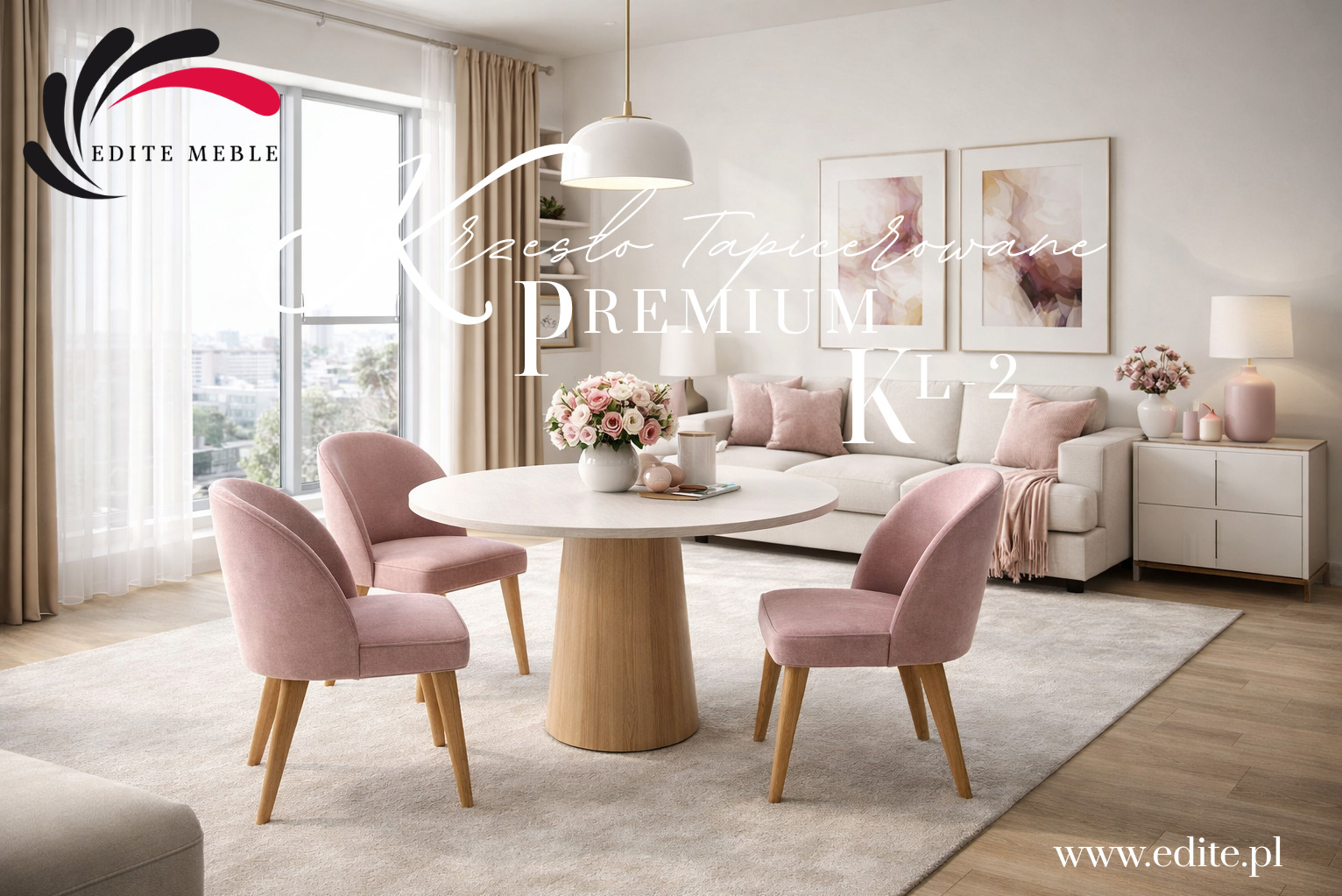 Jasne wnętrze z okrągłym stołem i czterema tapicerowanymi krzesłami w odcieniu brudnego różu. W tle sofa i komoda, całość w pastelowej kolorystyce.