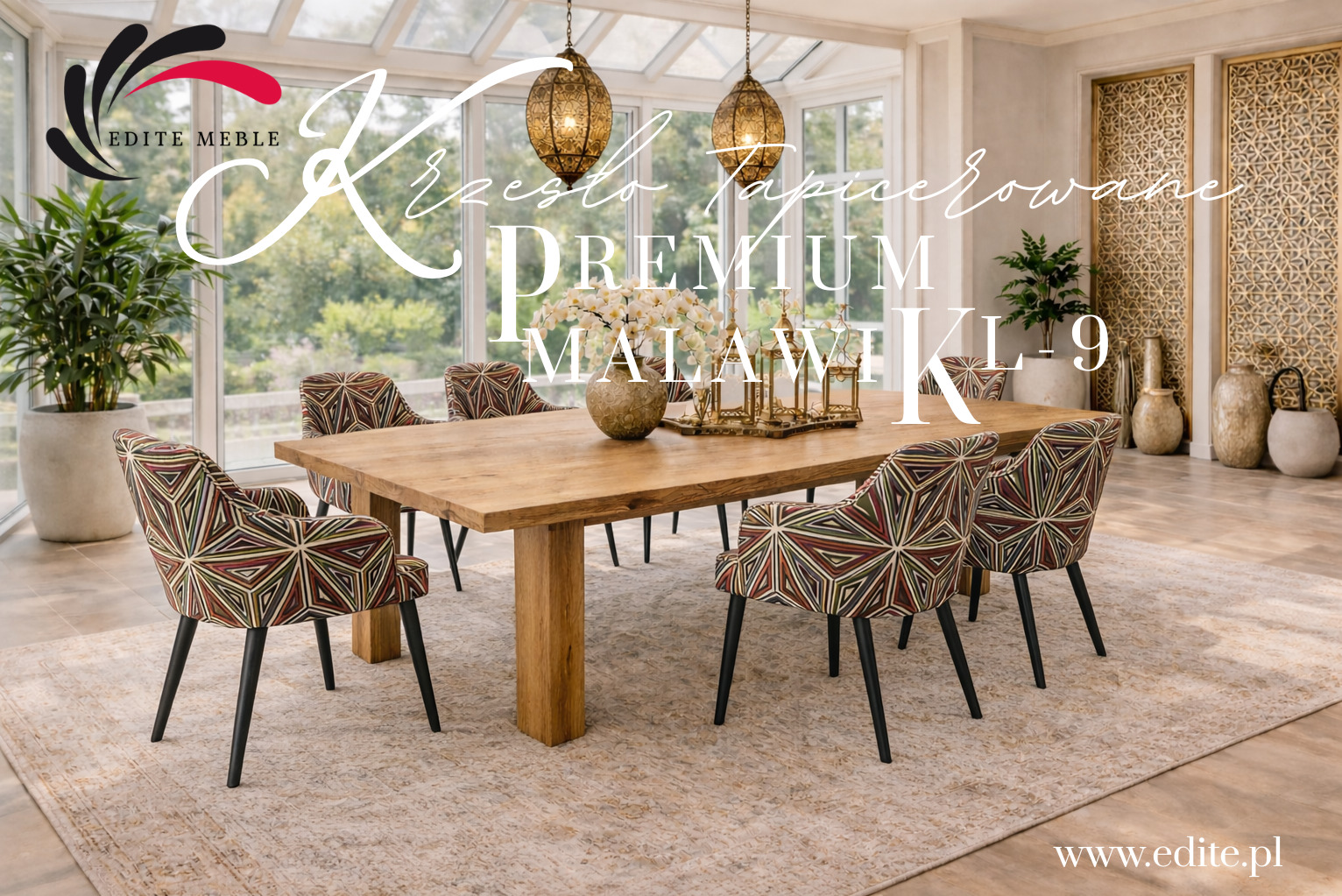 Stół z litego drewna i sześć krzeseł tapicerowanych w geometryczne wzory, w jasnym wnętrzu z dużymi oknami i dekoracyjnymi lampami. Autorski projekt Edite Meble.