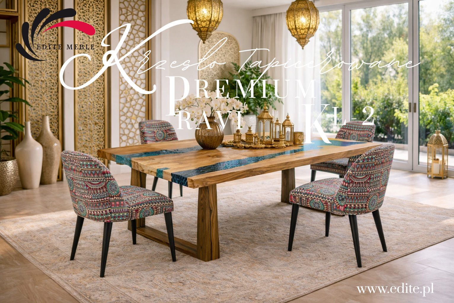 Krzesła tapicerowane Premium KL-5 Ravi wokół stołu z drewnianym blatem i żywicą, w jasnym wnętrzu z dekoracjami i dywanem. Widoczne logo Edite Meble.