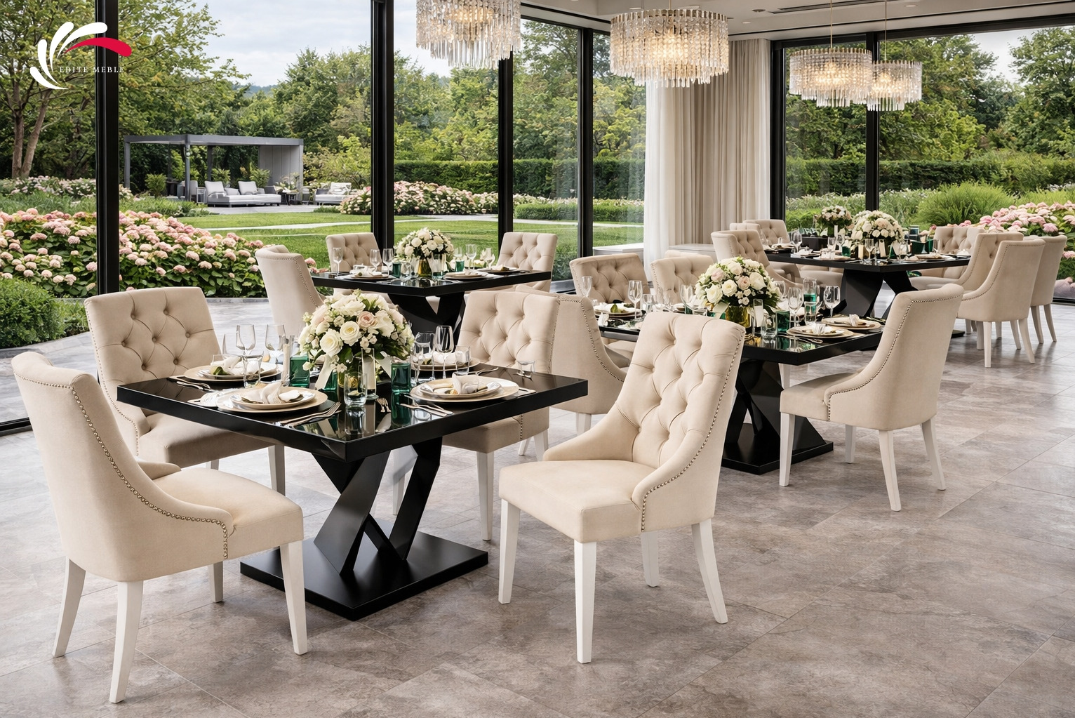 Eleganckie krzesła Chesterfield z kremową tapicerką i czarnymi stołami w jadalni, aranżacja z kwiatami, Panki. Luksusowe meble do wnętrz.