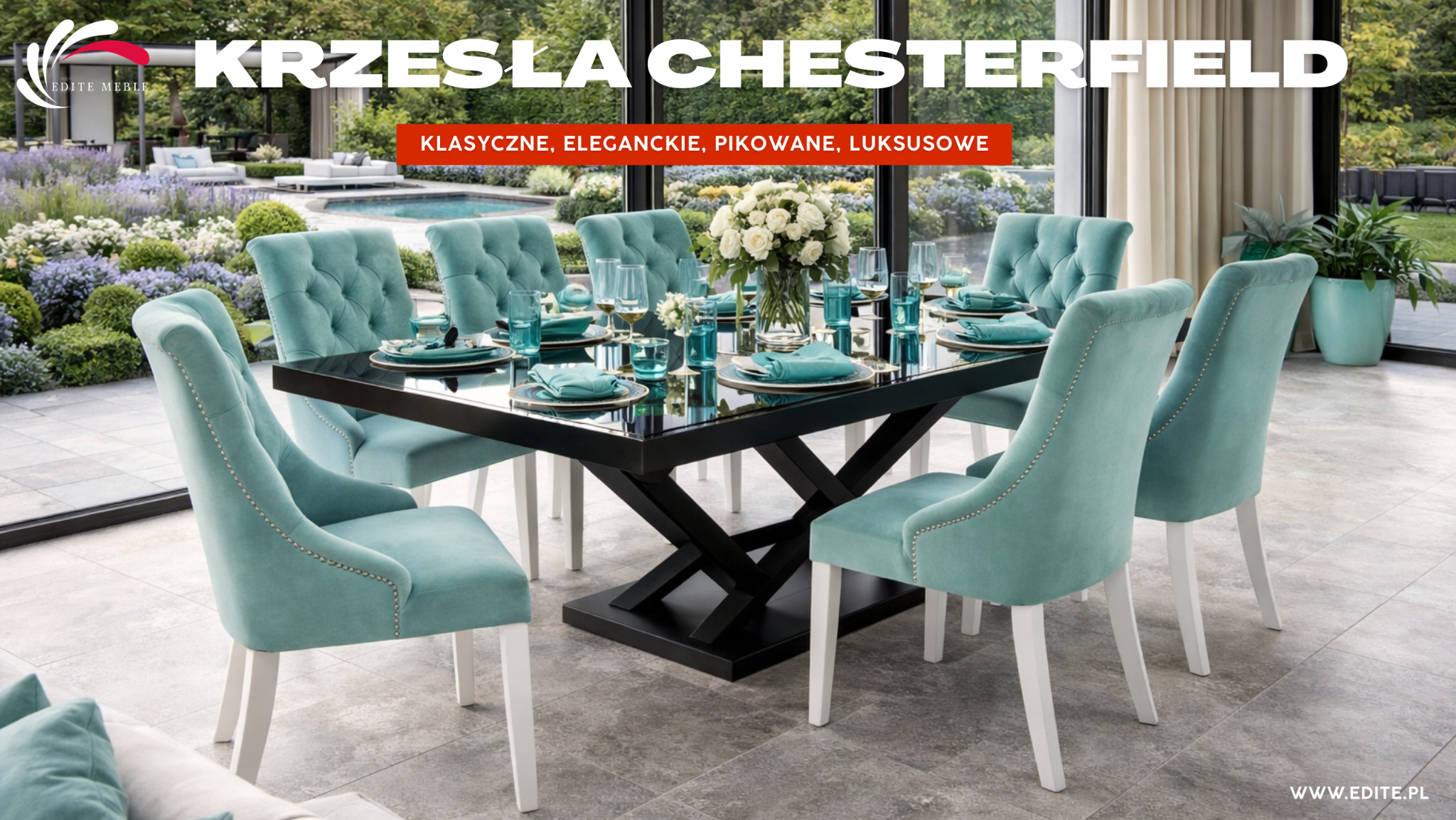 Turkusowe krzesła Chesterfield z pikowaniem wokół czarnego stołu z kwiatami, na tle ogrodu widocznego przez okno. Elegancki zestaw mebli do jadalni.