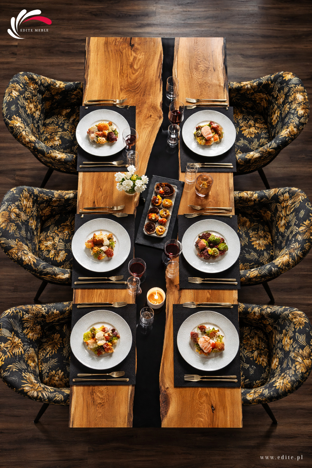 Stół z litego drewna z czarną żywicą, nakryty do posiłku, otoczony czterema fotelami w kwiatowy wzór. Widok z góry ukazuje unikalny rysunek słojów drewna.